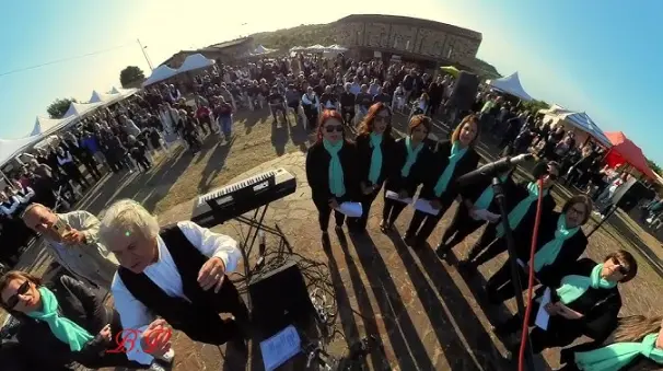 Coro Flumendosa durante una performance tradizionale