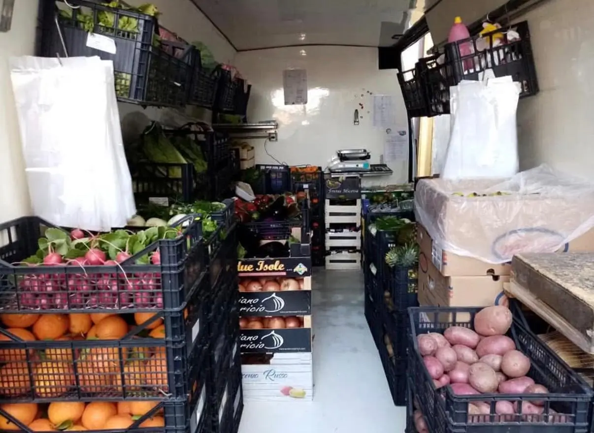 Furgone di Frutta e Verdura Valerio a Gadoni