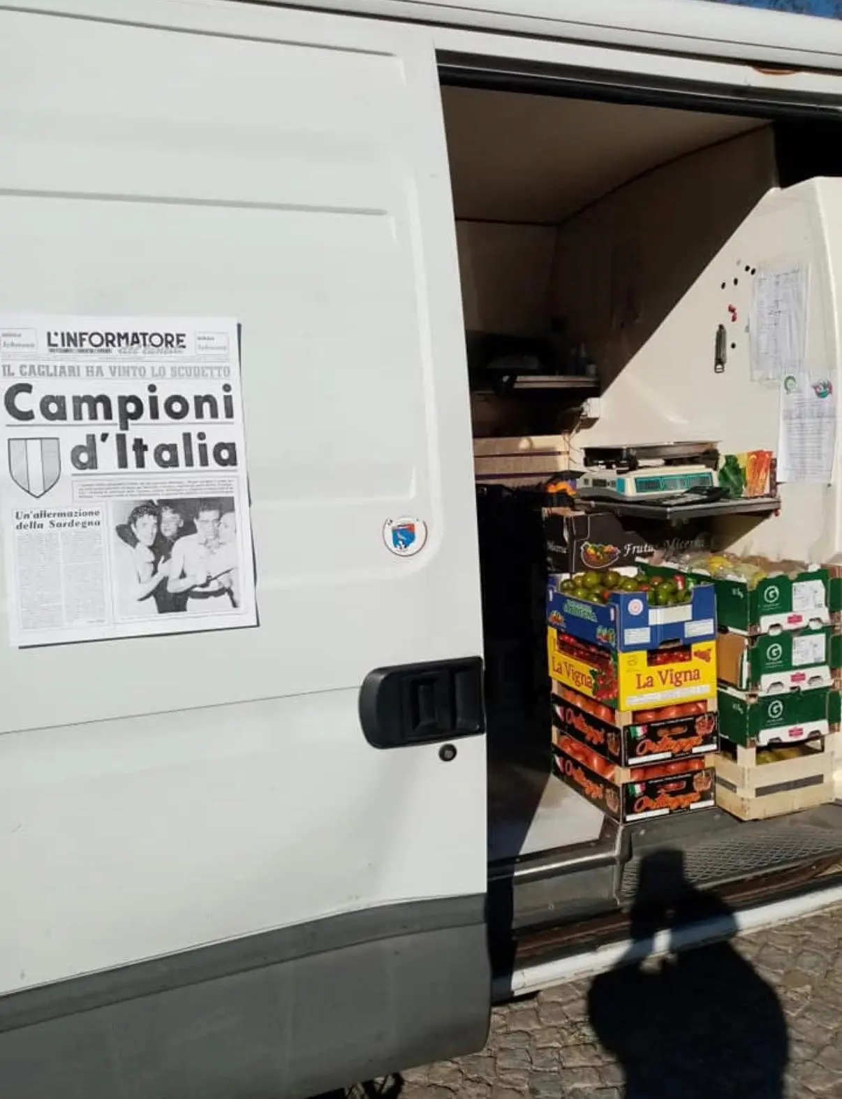 Bancarella mobile con prodotti freschi