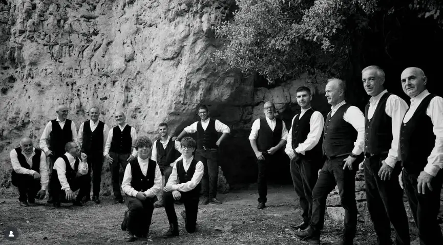 Il coro durante una performance a Gadoni
