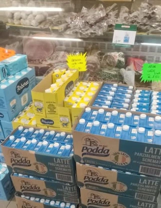 Dettaglio banco affettati e bevande