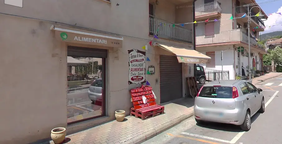 Ingresso e vetrina di Milù Market a Gadoni