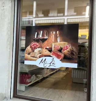 Scaffali con alimentari e prodotti per la casa