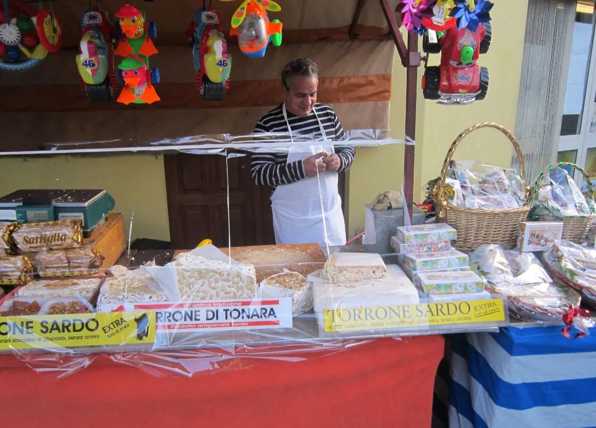 Selezione di dolciumi e torrone durante le sagre